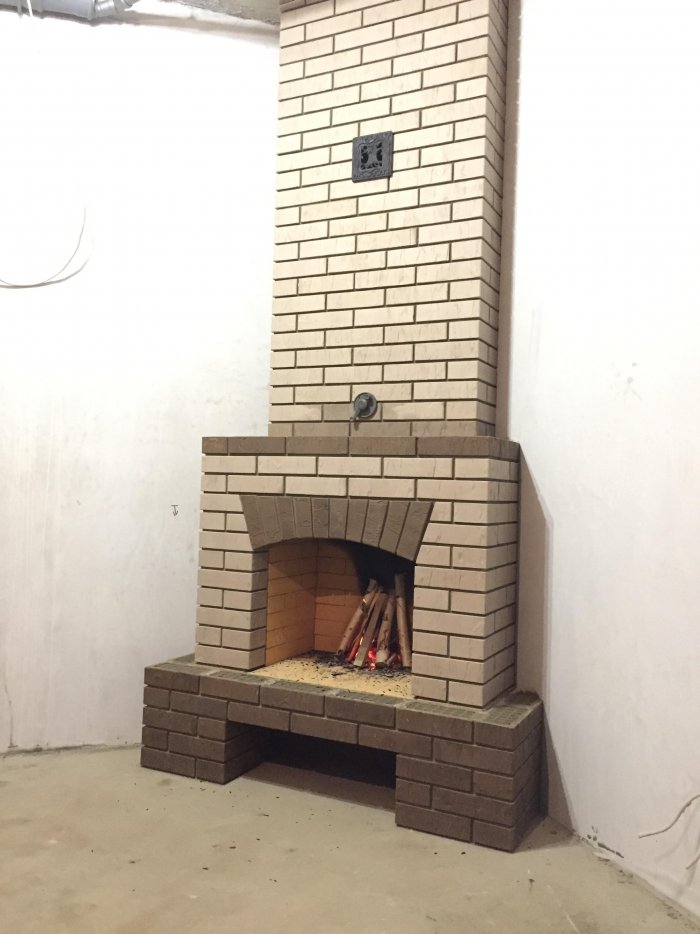 Угловой кирпичный камин