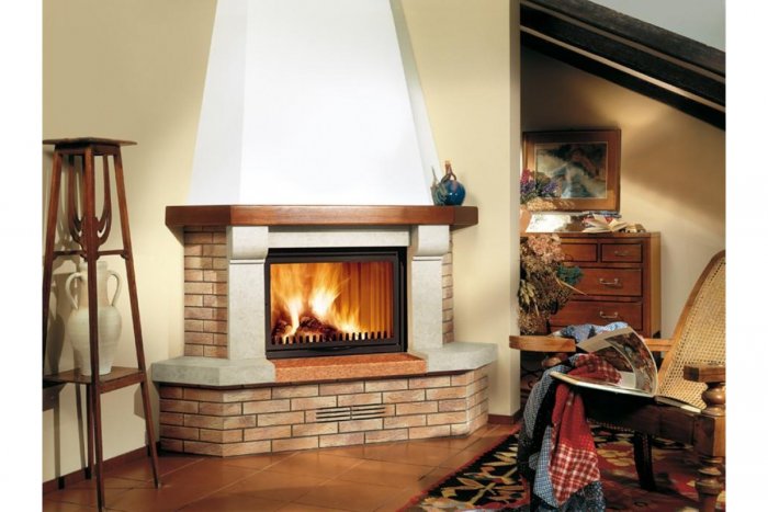 Угловой камин с дверцей