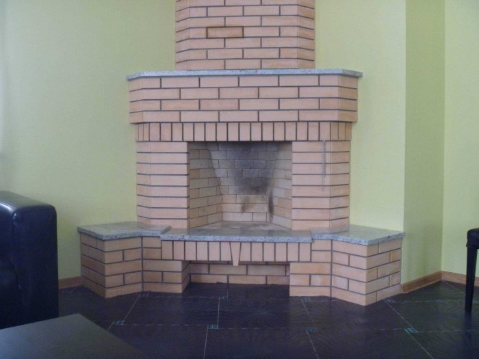 Угловой кирпичный камин