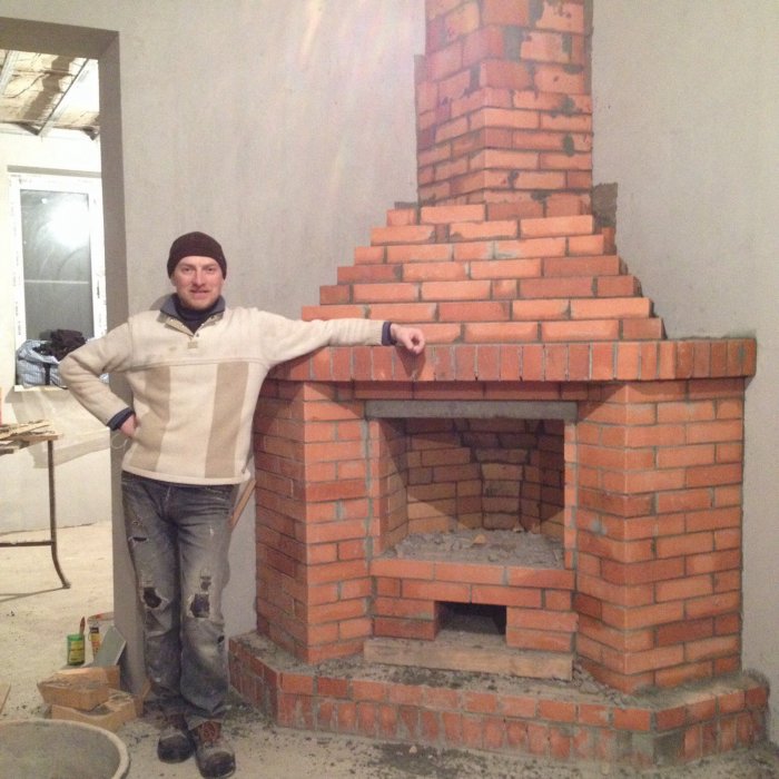 Обычный камин из кирпича