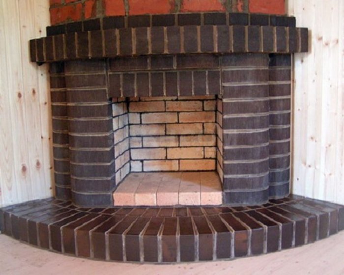 Угловой камин из облицовочного кирпича