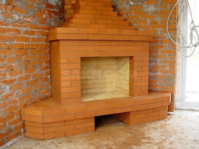 Угловой кирпичный камин