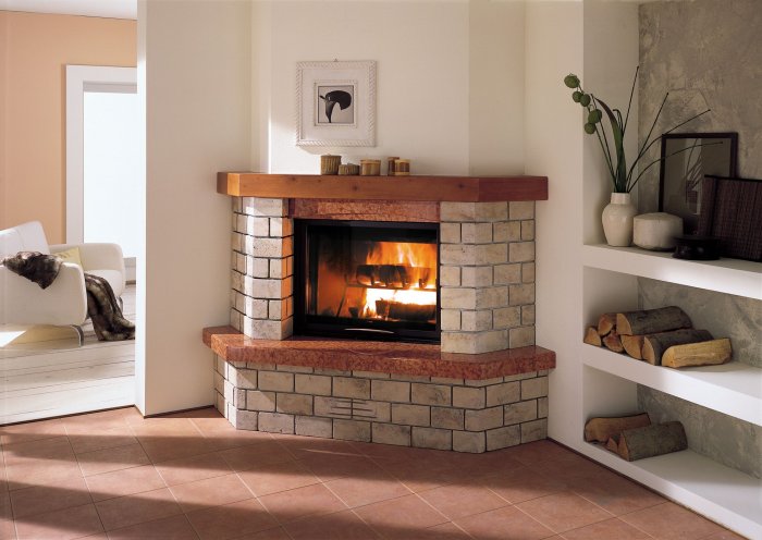 Легкий кирпичный камин