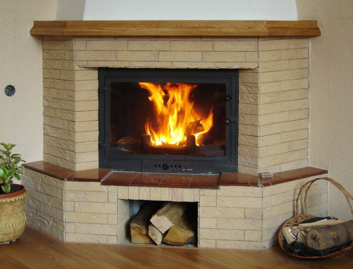 Кирпичный камин с чугунной топкой