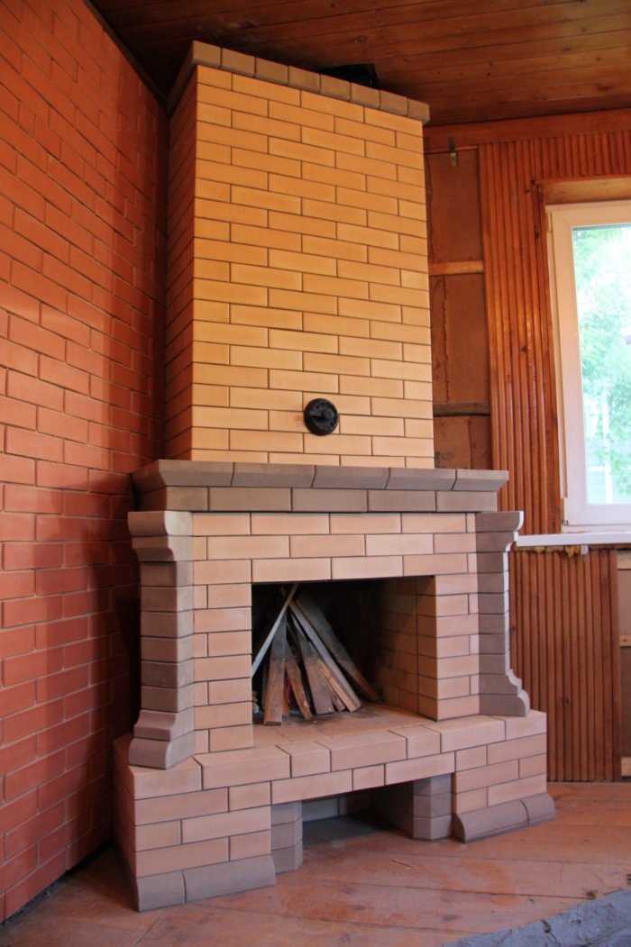 Небольшой кирпичный камин