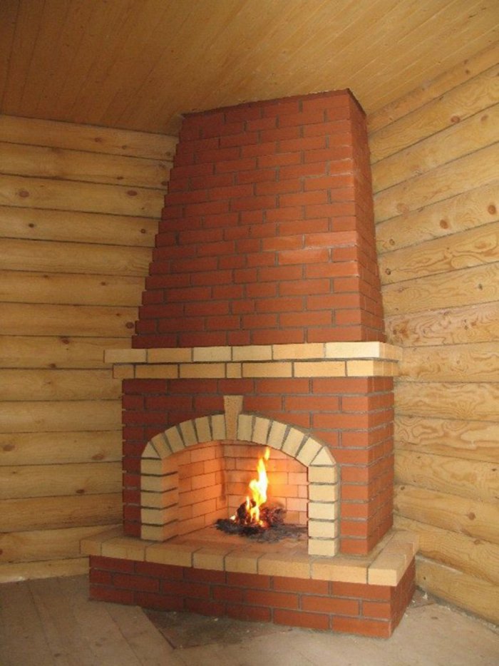 Небольшой камин для дачного домика