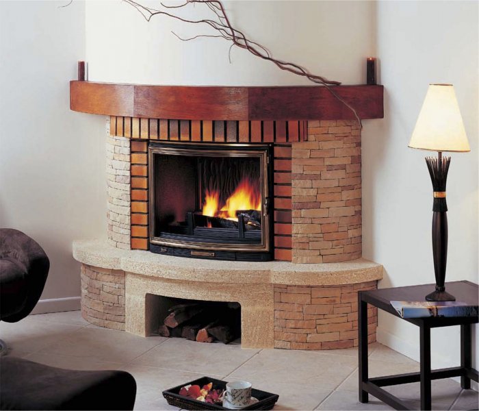 Угловой кирпичный камин