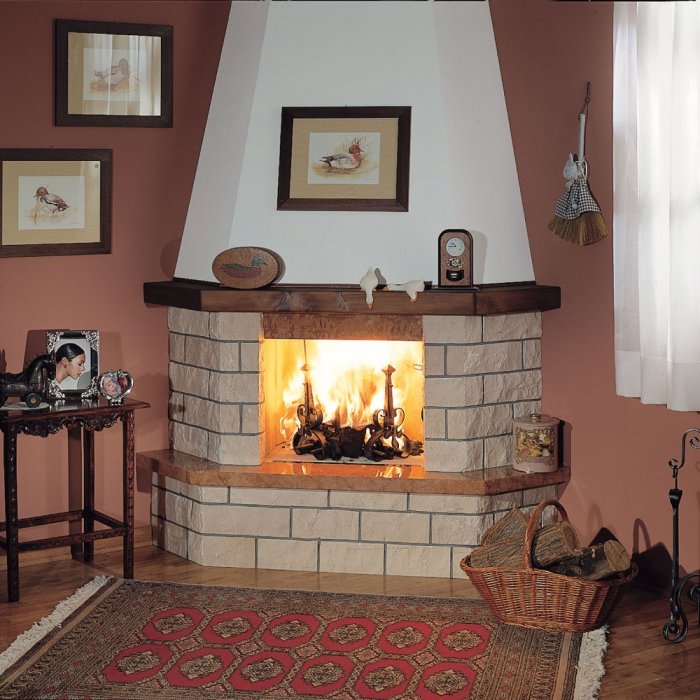 Небольшой угловой камин