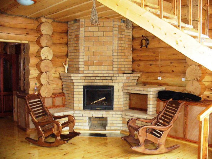 Кирпичный камин в деревянном доме