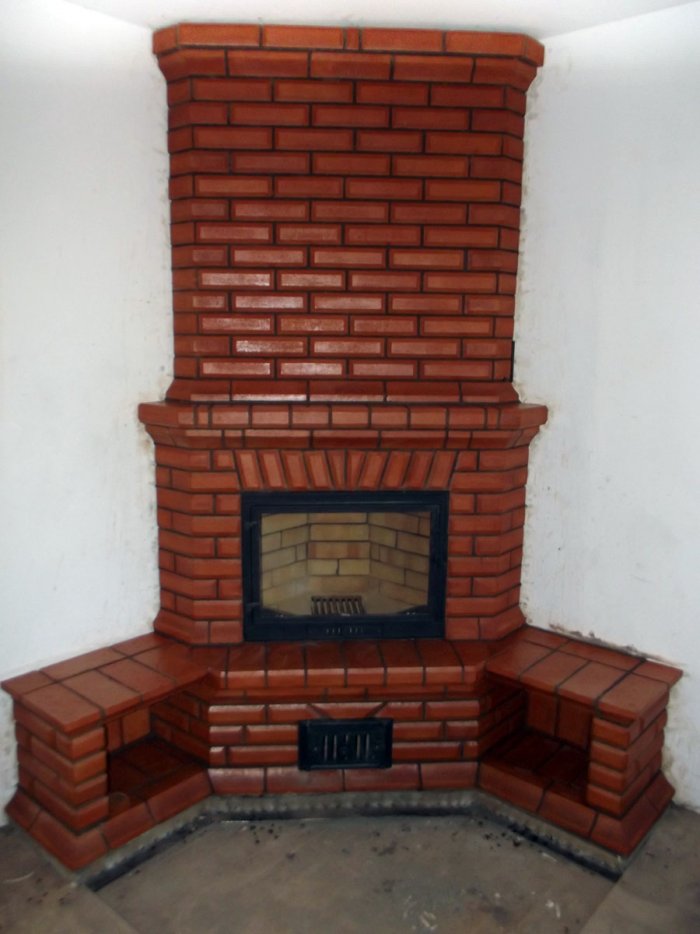 Угловой кирпичный камин