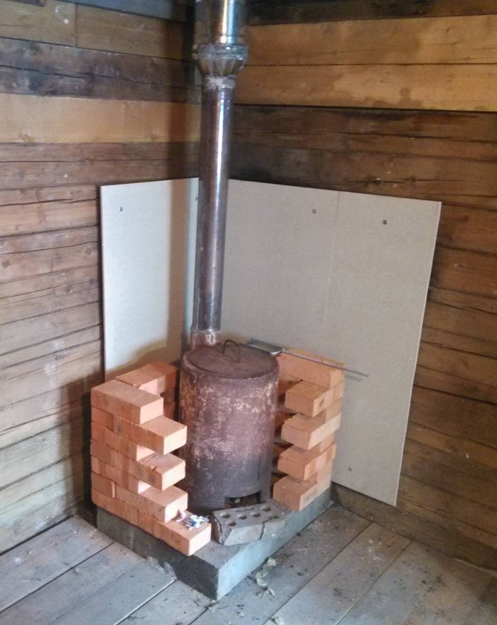 Печь длительного горения обложенная кирпичом