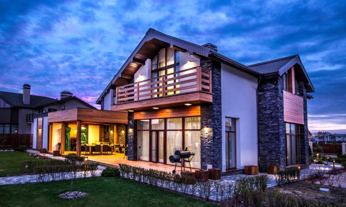 Красивый загородный дом