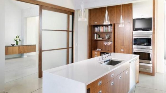 Двери между кухней и гостиной