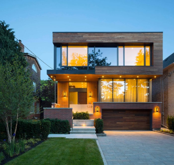 Дом с большими окнами