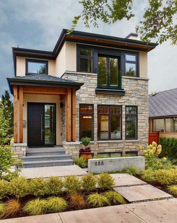 Красивый двухэтажный дом