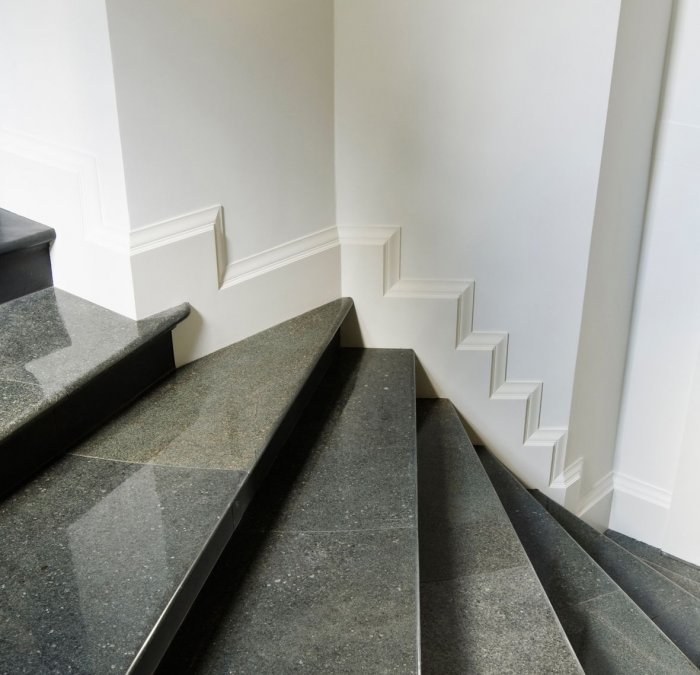 Плинтус для ступеней деревянной лестницы