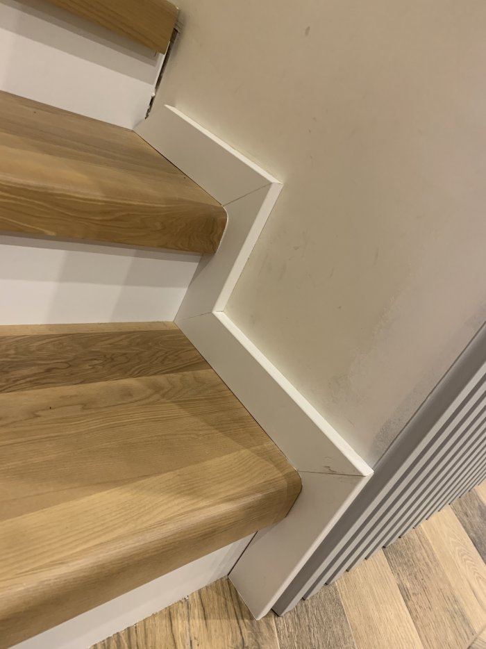 Плинтус для лестницы деревянный