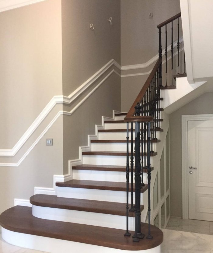 Плинтус для лестницы деревянный