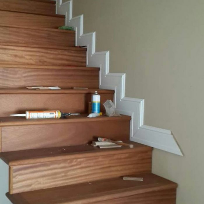 Плинтус для ступеней деревянной лестницы