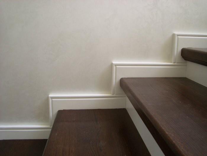 Плинтус для лестницы деревянный