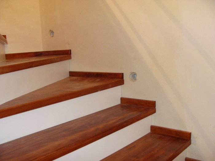 Плинтус полиуретановый на лестнице