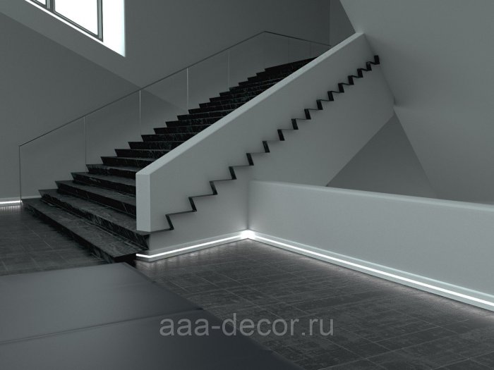 Пристенный плинтус для лестницы