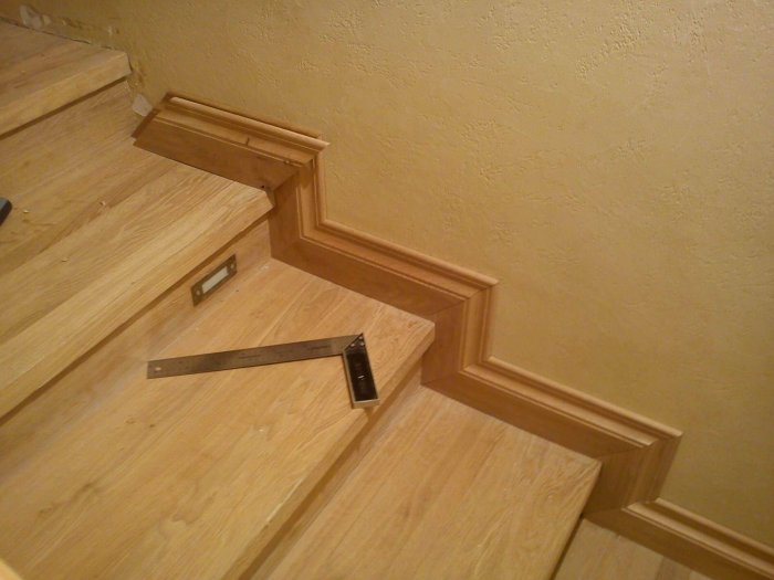 Напольный плинтус с подсветкой PN 080 led Евровуд