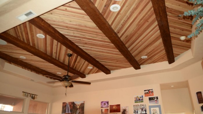 Декор потолка в деревянном доме