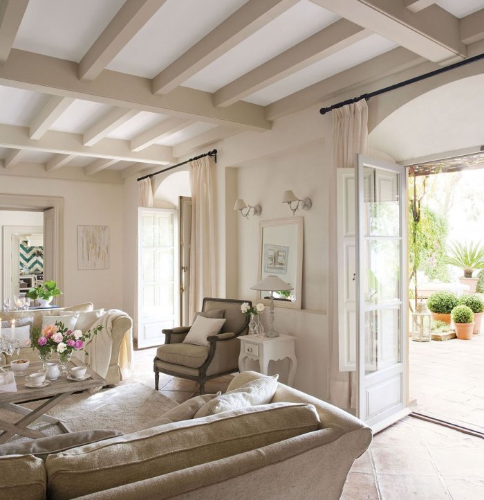 Потолок с деревянными балками