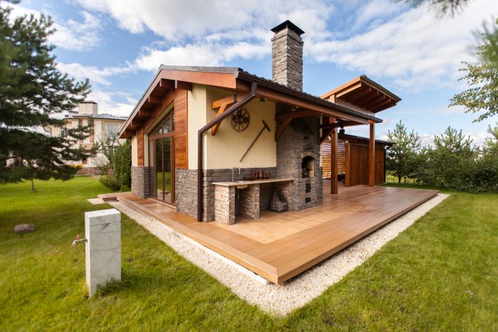 Двухэтажная летняя кухня