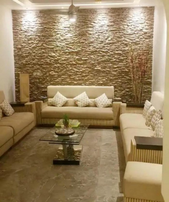 Гостиная с декоративным камнем