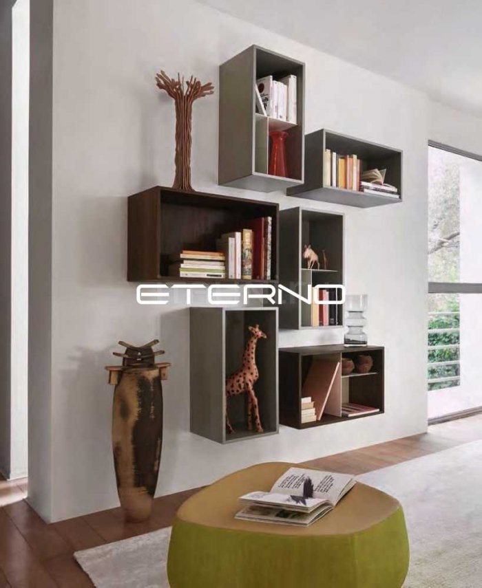 Открытые полки в гостиной