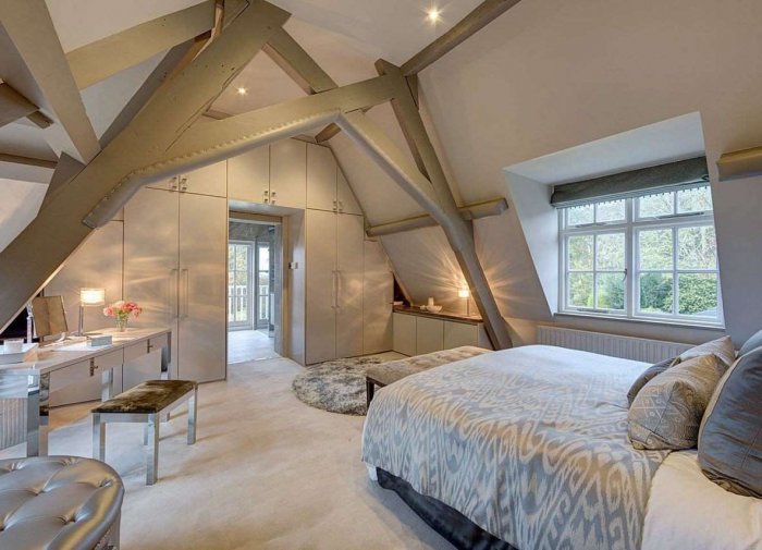 Интерьер мансардной комнаты