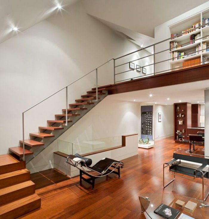 Лестница со вторым светом