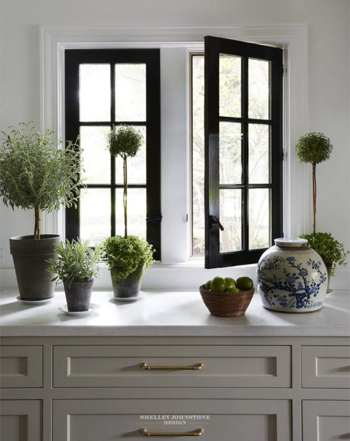 Черные оконные рамы в интерьере