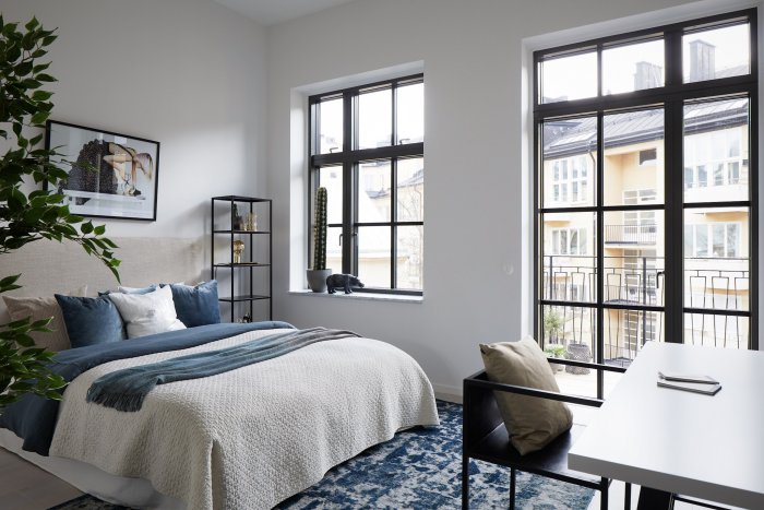 Темные окна в скандинавском стиле