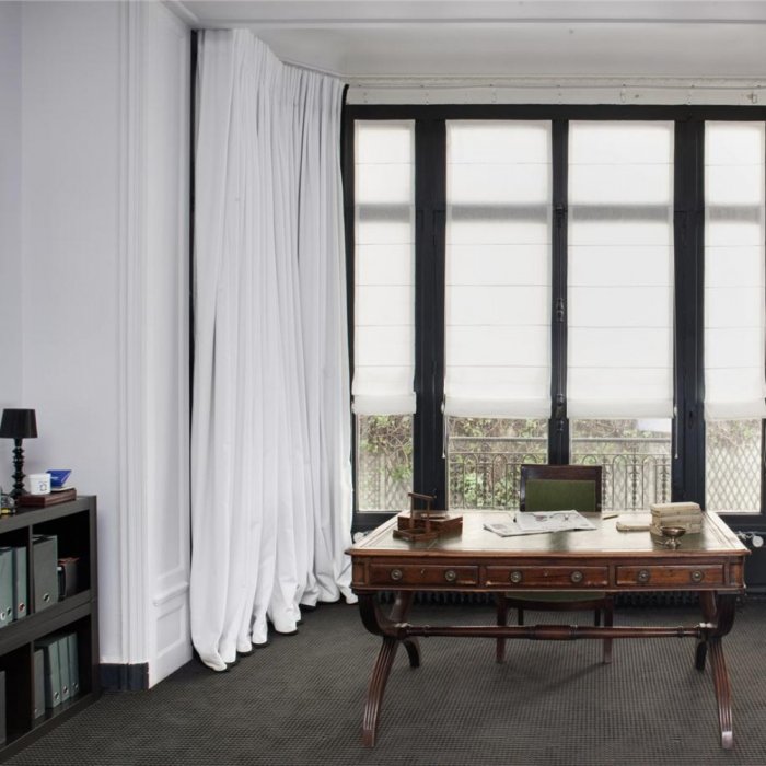 Черные рамы окон в интерьере