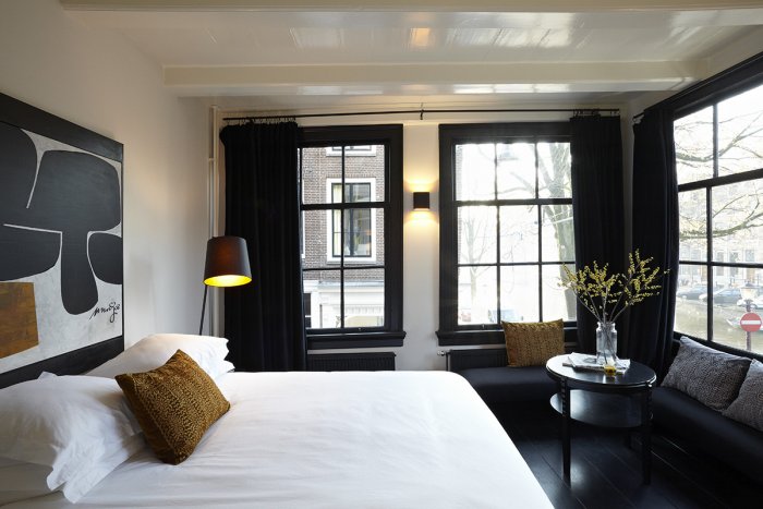 Черные рамы окон в интерьере