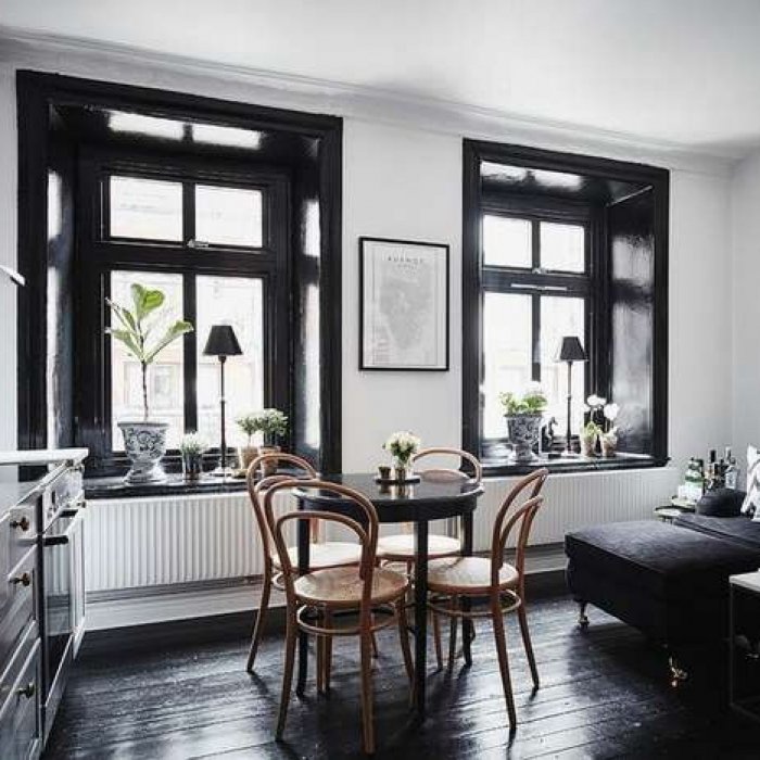 Темные окна в интерьере