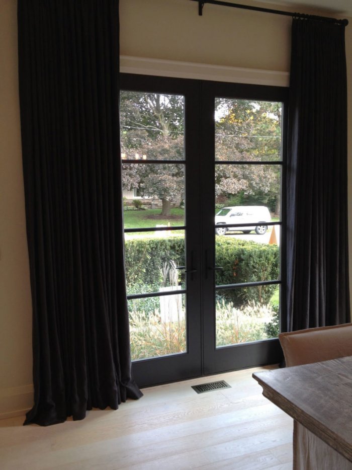 Дом с черными окнами