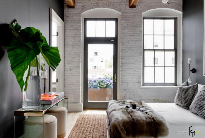 Черные окна в белом интерьере