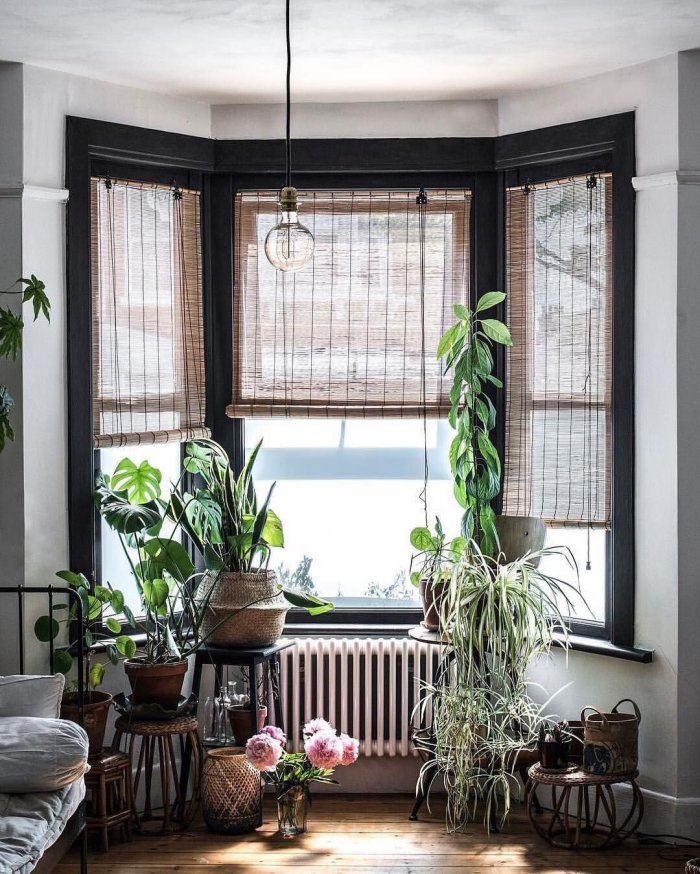 Черные рамы окон в интерьере