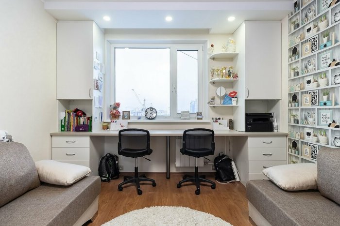 Стол у окна