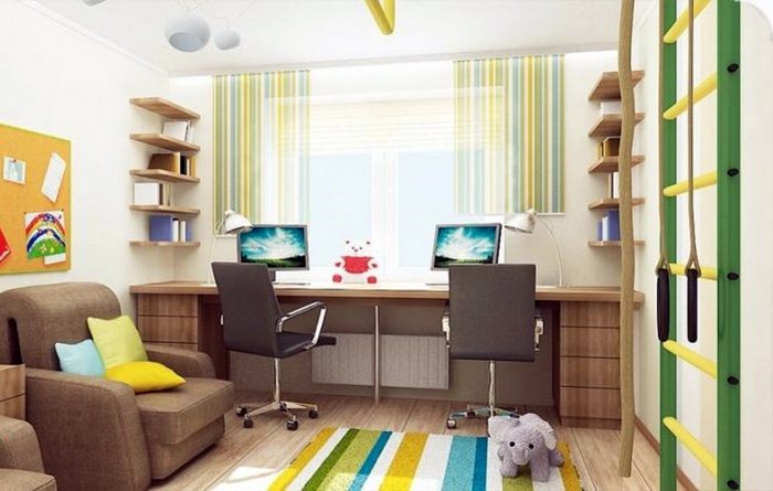 Стол вдоль окна