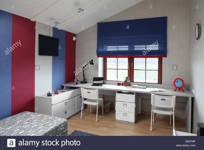 Стол вдоль окна в детской для двоих