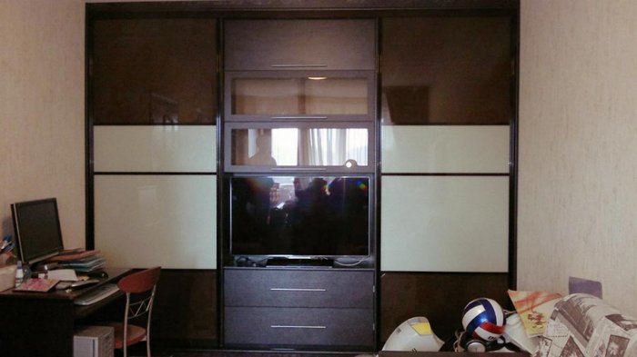 Шкафы купе с вырезом для телевизора