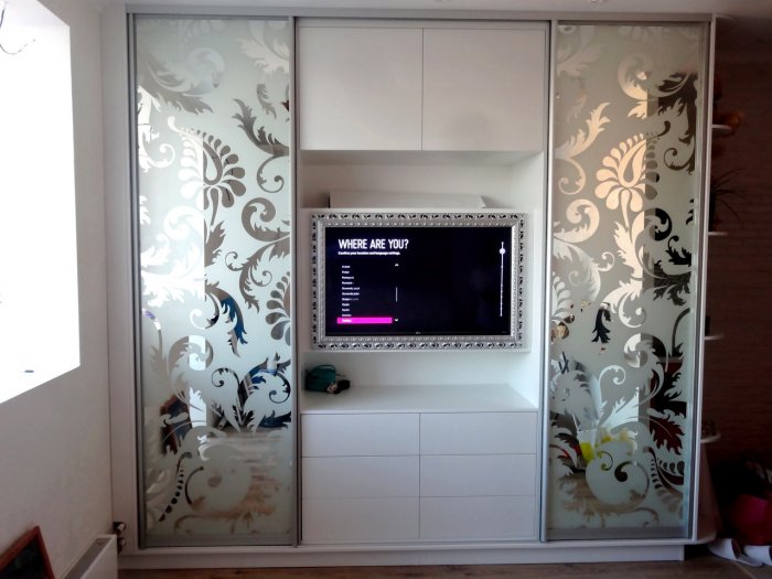 Встроенный шкаф с нишей под телевизор