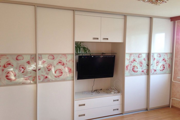 Шкафы-купе в гостиную с телевизором