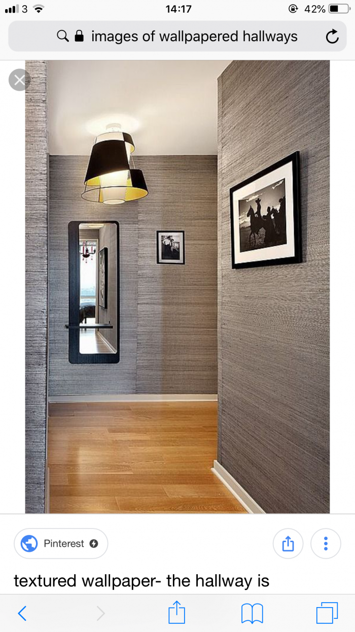 Серые стены в прихожей