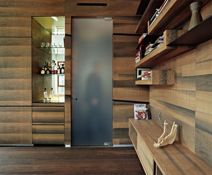 Ламинат на стене в прихожей